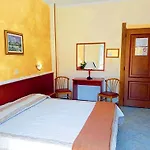 Capri فندق