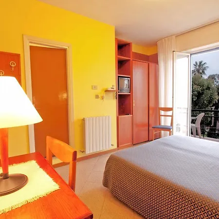 Отель Capri Диано-Марина